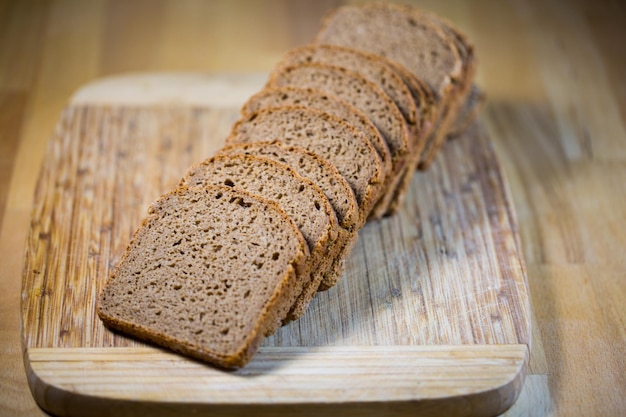 Foto close-up van brood op tafel