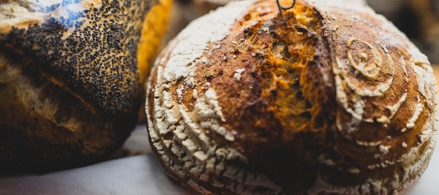 Foto close-up van brood op tafel