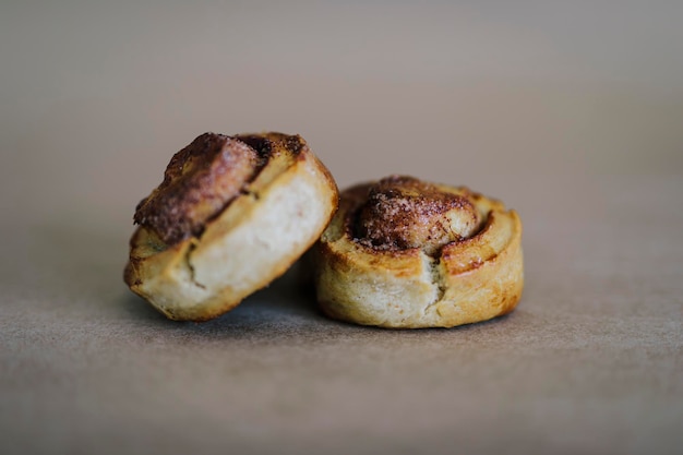 Foto close-up van brood op tafel