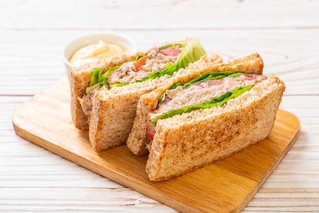 Foto close-up van brood op tafel