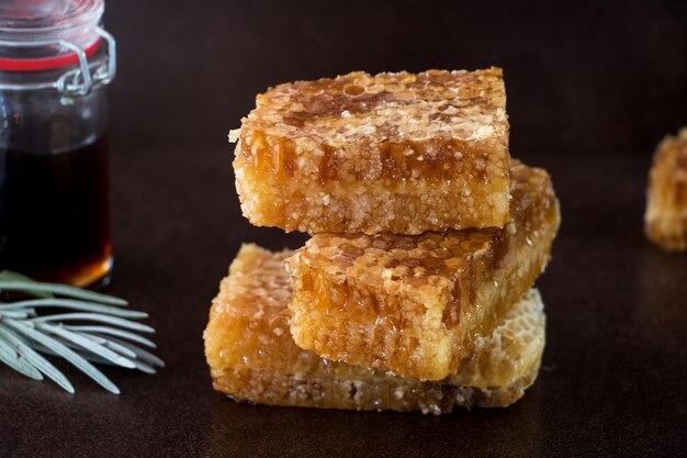 Foto close-up van brood op tafel