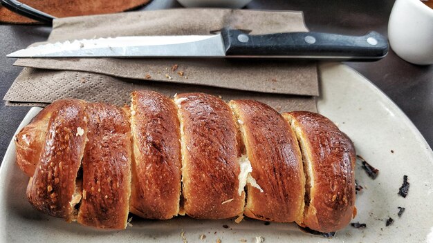 Foto close-up van brood op tafel