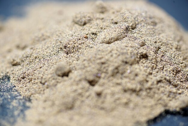 Foto close-up van brood op zand