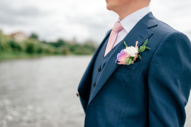 Close-up van bruidegom in blauw pak