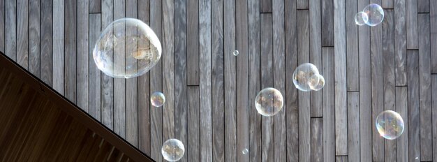 Foto close-up van bubbels tegen een houten muur