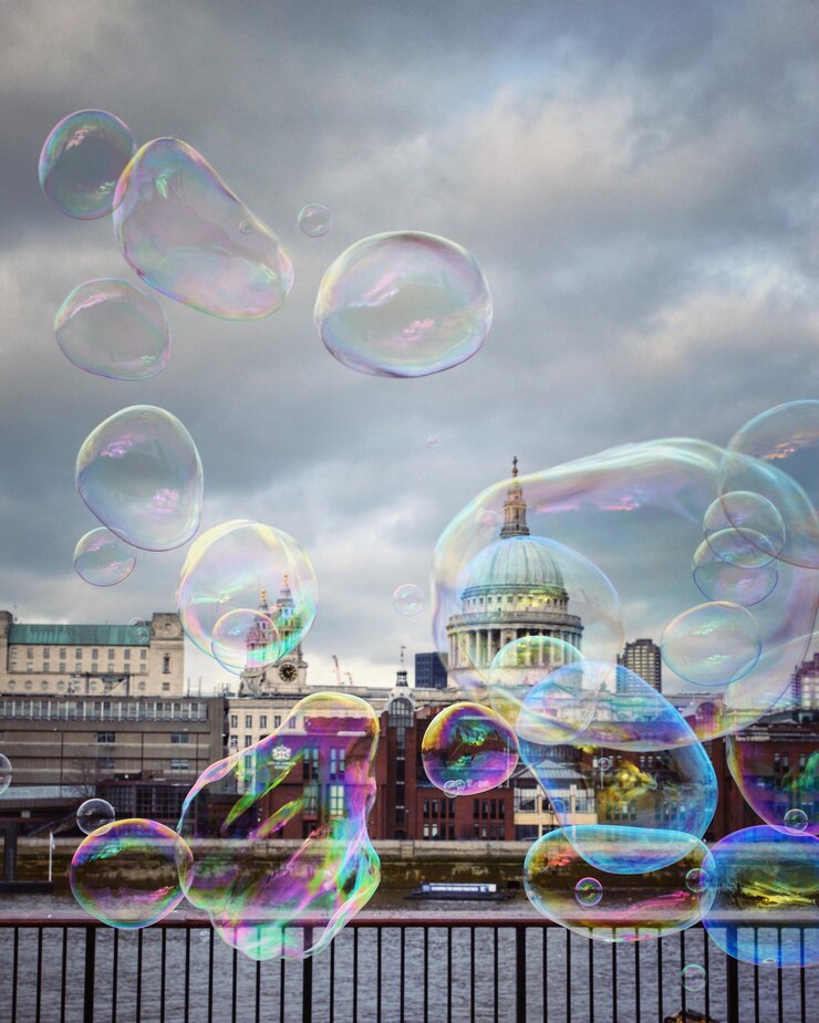 Foto close-up van bubbels tegen regenboog in de lucht