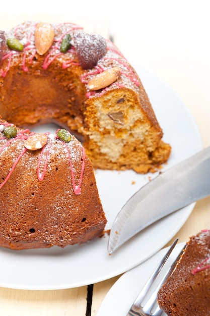 Foto close-up van bundt cake op een bord