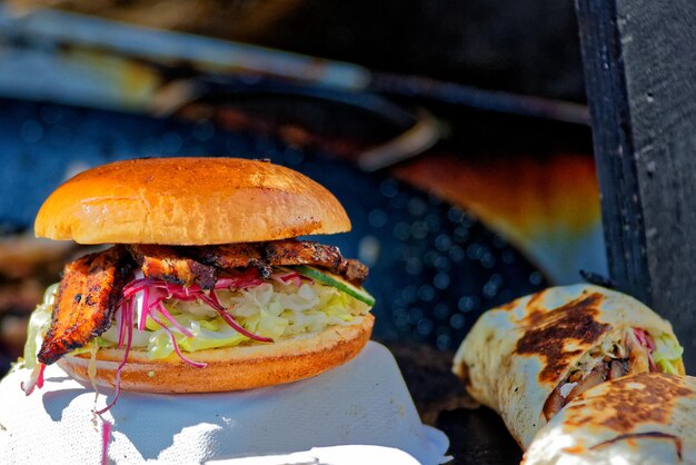 Foto close-up van burger en sandwich op tafel