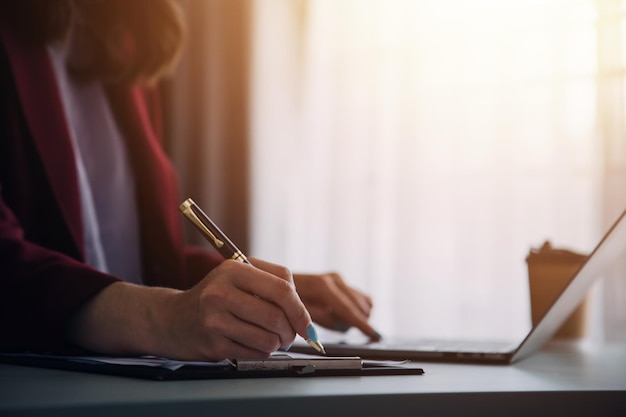 Close up van Business team dat inkomensgrafieken en grafieken analyseert met moderne laptopcomputer Bedrijfsanalyse en strategieconcept