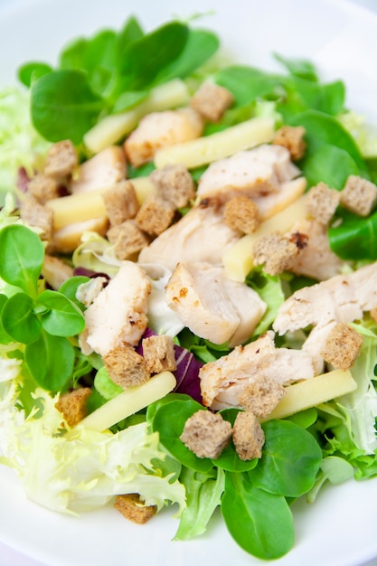 Foto close-up van caesar salade met noten