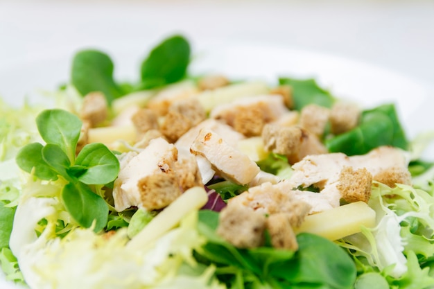 Foto close-up van caesar salade