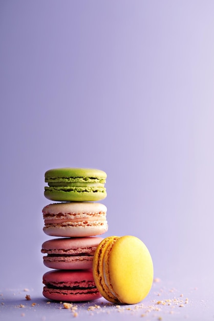 Close-up van cakes tegen blauwe achtergrond