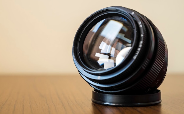 Foto close-up van camera lens op tafel