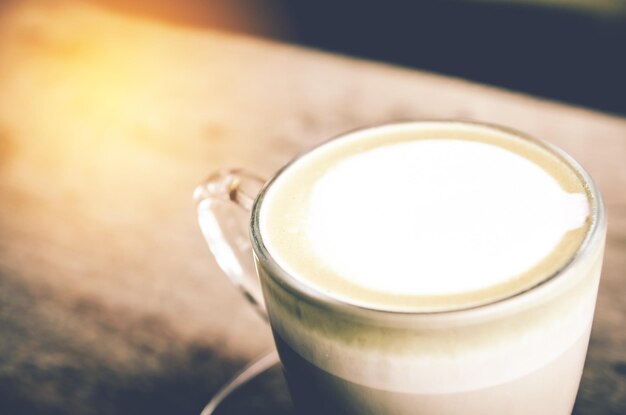 Foto close-up van cappuccino op tafel