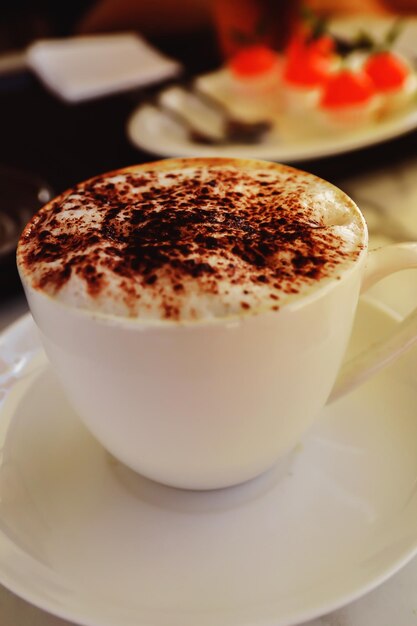Foto close-up van cappuccino op tafel