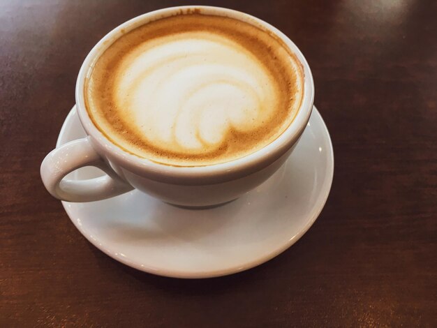 Foto close-up van cappuccino op tafel