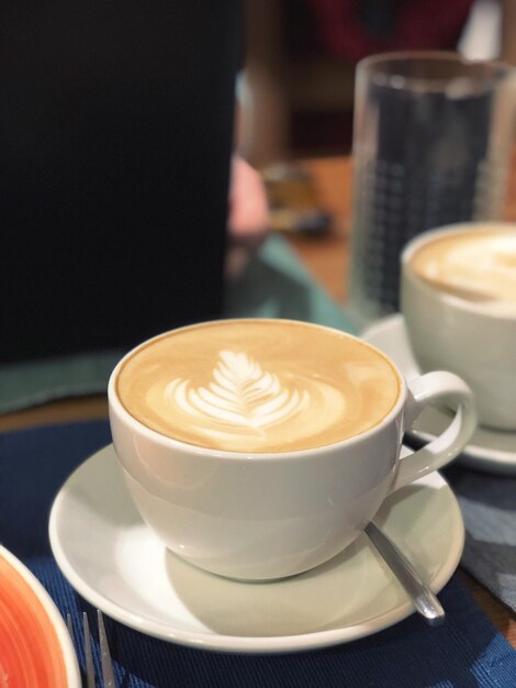 Foto close-up van cappuccino op tafel