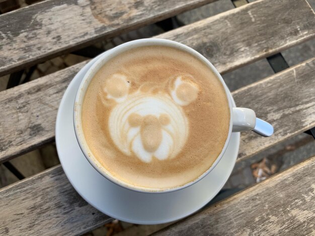 Foto close-up van cappuccino op tafel