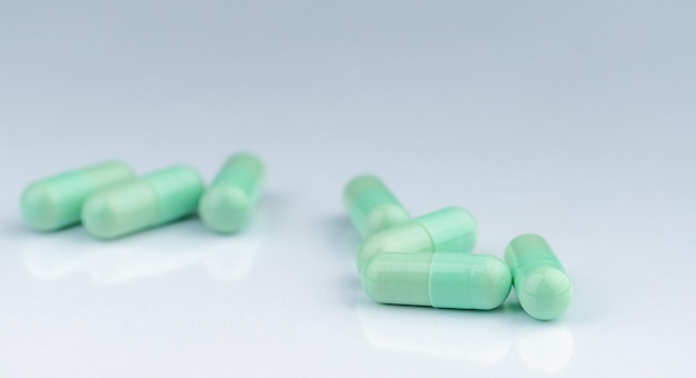 Close-up van capsules op witte achtergrond