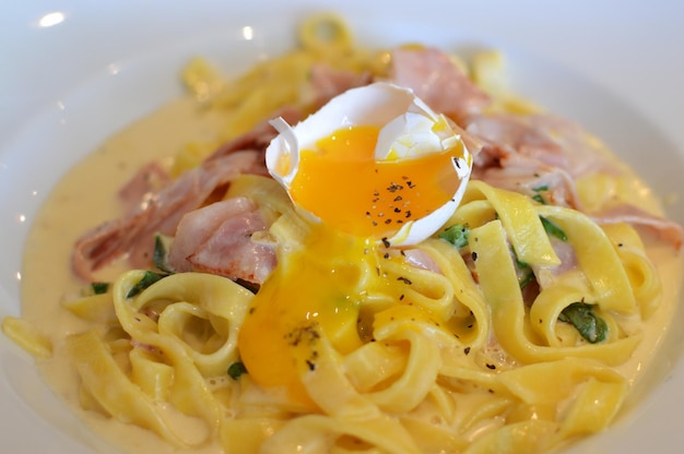 Close-up van carbonara in een bord