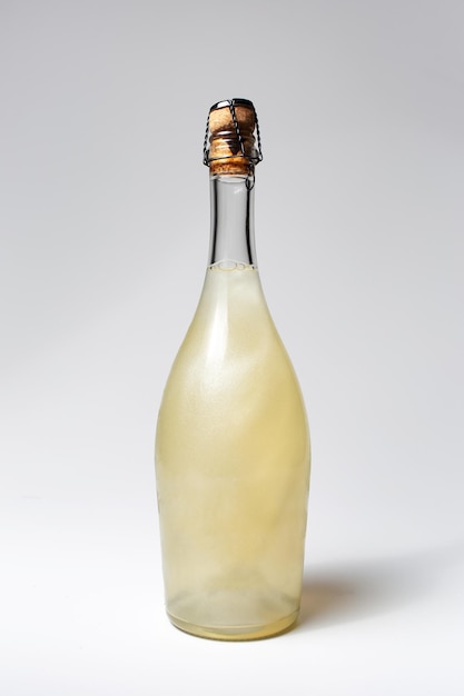 Close-up van champagne fles op witte achtergrond Ongewone cocktail drinken