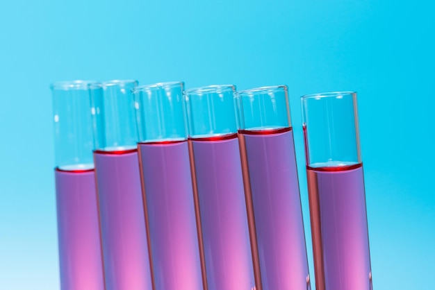 Close-up van chemische stoffen in proefbuizen tegen blauwe achtergrond