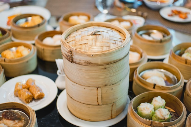 Close-up van Chinese dumplings in containers