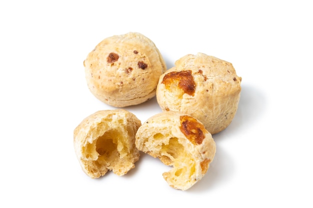 Close up van chipa typisch Paraguayaanse kaas brood open naar het midden geïsoleerd op een witte achtergrond