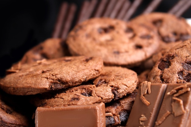 Close-up van chocolade en zelfgemaakte koekjes.