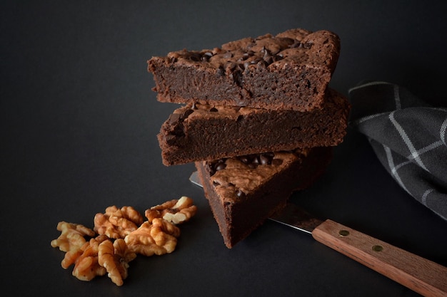 Close-up van chocolade fudge met walnoot op tafel