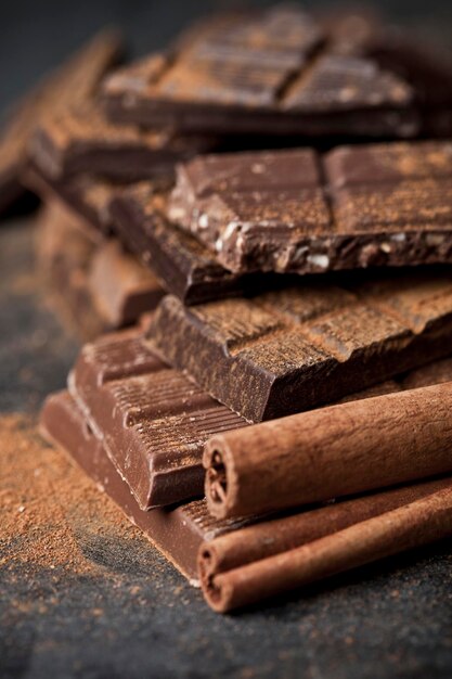 Foto close-up van chocolade op hout