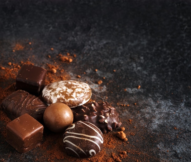Close-up van chocolade op stenen