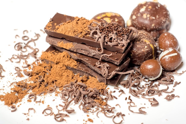 Close-up van chocolade op witte achtergrond