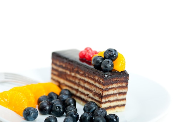 Close-up van chocoladekoek geserveerd met bessen op bord