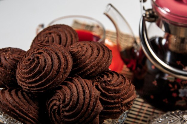 Foto close-up van chocoladekoek op tafel