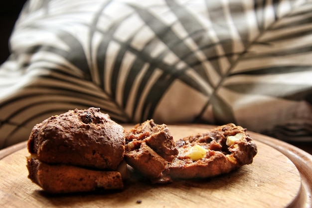 Close-up van chocoladekoek op tafel