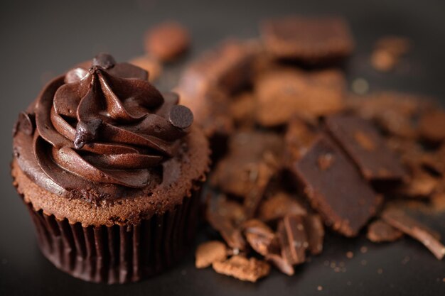 Close-up van chocoladekoek op tafel