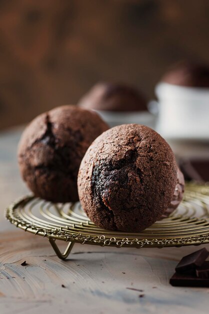 Foto close-up van chocoladekoek op tafel