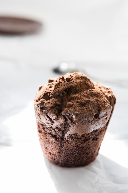 Foto close-up van chocoladekoek op tafel