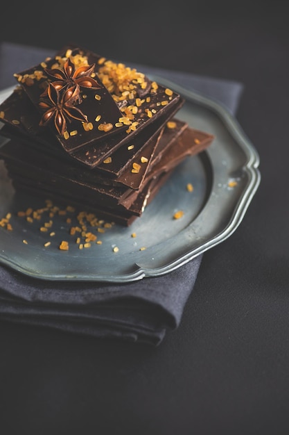 Close-up van chocoladerepen met steranijs in een bord op tafel