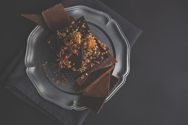 Close-up van chocoladerepen met sterrenanis in een bord op tafel