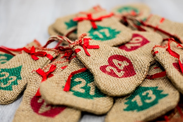 Foto close-up van cijfers op kerstversieringen op tafel