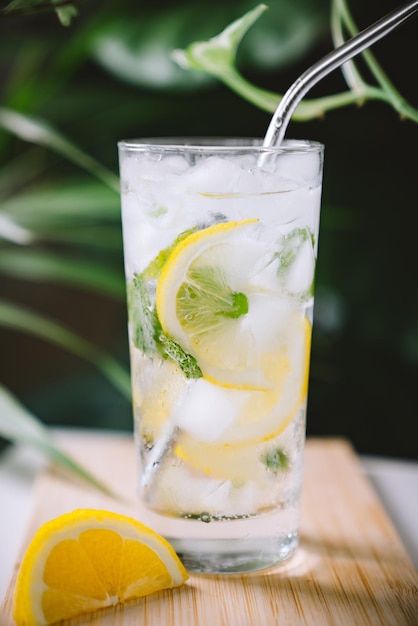 Close-up van citroen frisdrank in glas op tafel