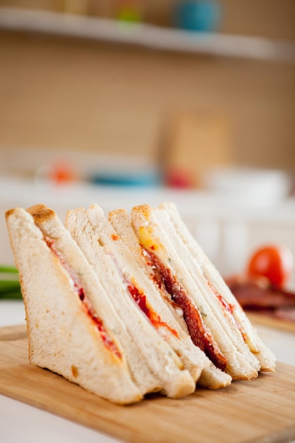 Close up van clubsandwiches in de keuken met onscherpe achtergrond