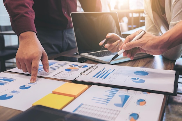 Close-up van collega's die aan het bureau werken