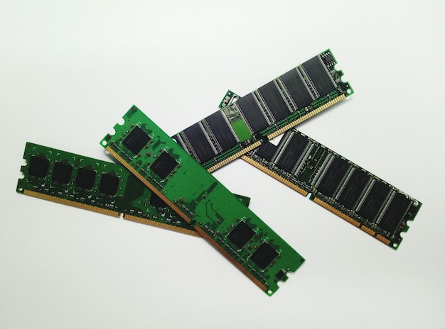 Close-up van computerchips tegen een witte achtergrond