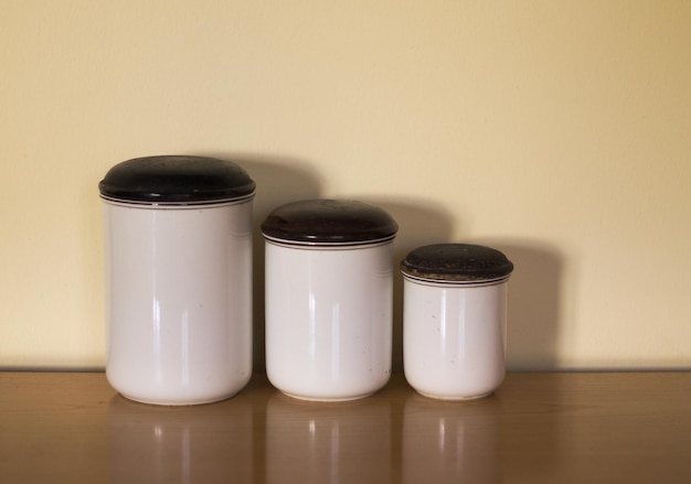 Close-up van containers op tafel