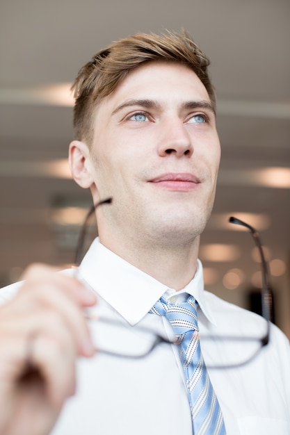 Close-up van Content Business Man Take Off Glasses