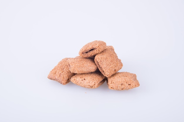 Close-up van cookies tegen een witte achtergrond