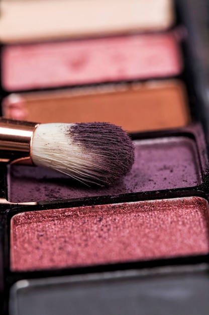 Close-up van cosmetische borstels voor professioneel werk met decoratieve cosmetica in make-up en cosmetisch werk